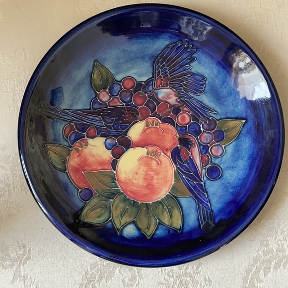 Rare Moorcroft Blue Finches English decorative art pottery plate, signed, 1991 - Picture 3 of 9